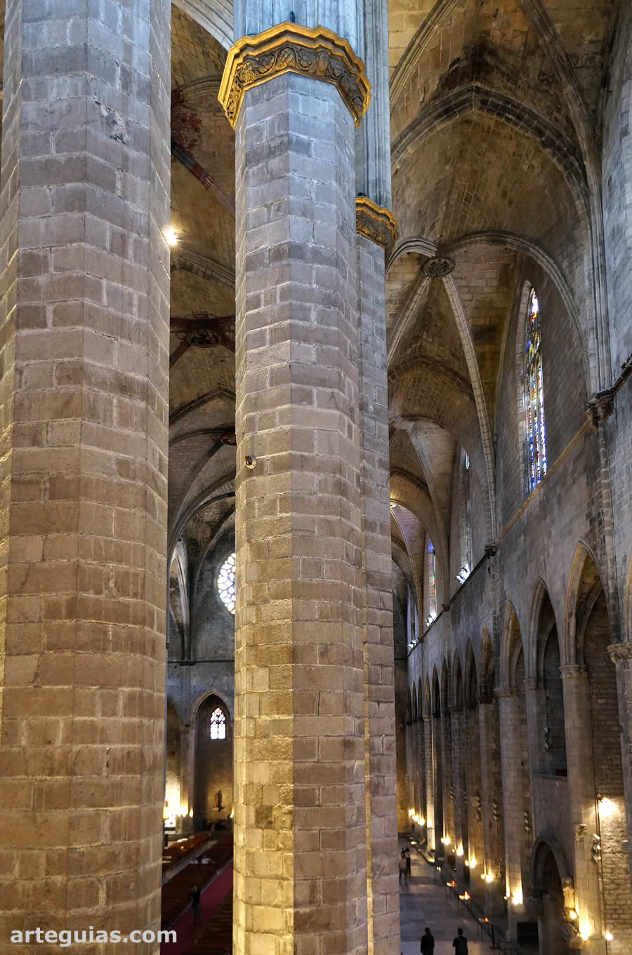 Pilares que sujetan los arcos cruceros de las bóvedas de la cabecera