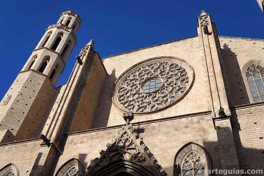 Extremo superior de la fachada principal de la Basílica de Santa María del Mar