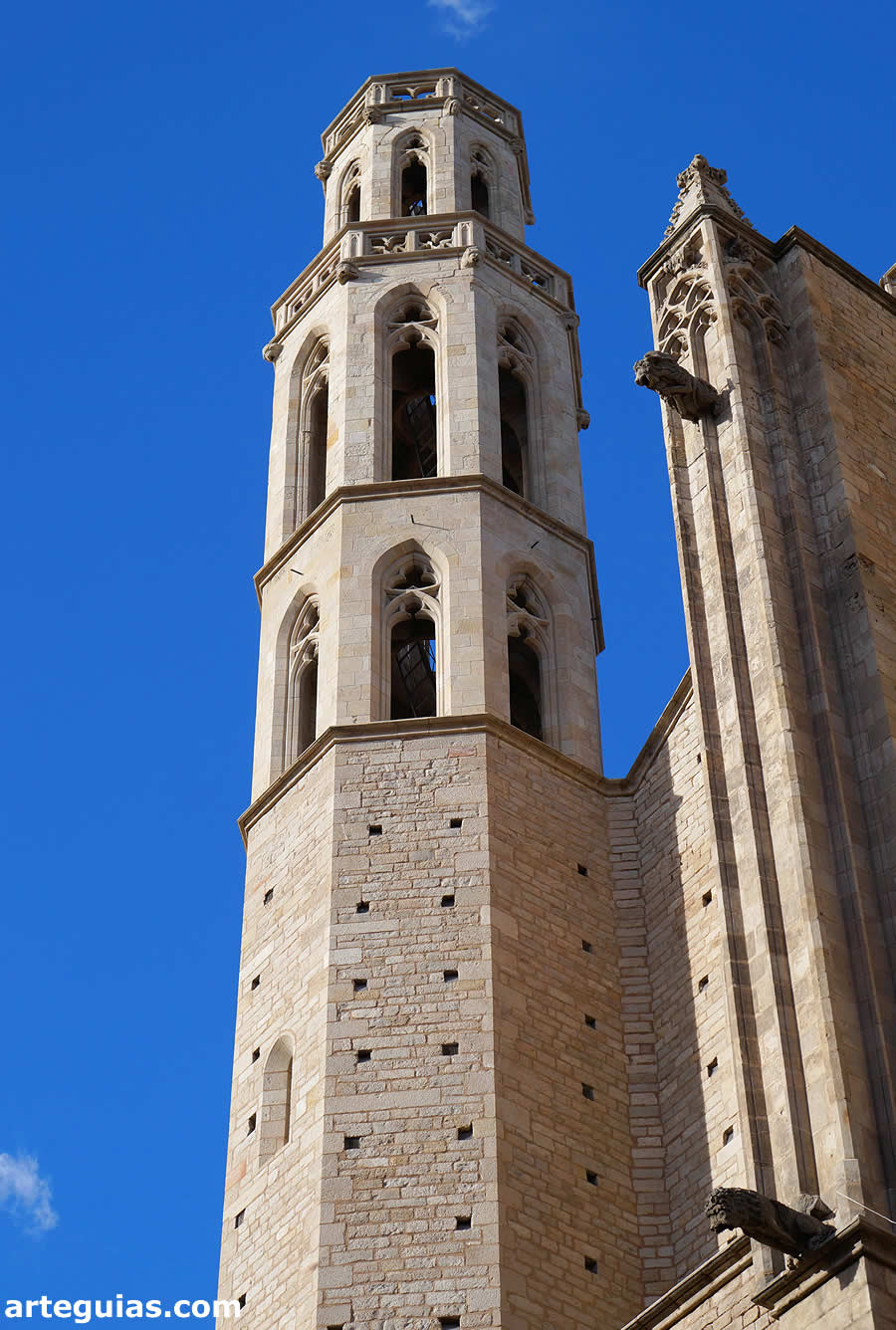 Una de la torres campanario de la Basílica de Santa María del Mar, Barcelona