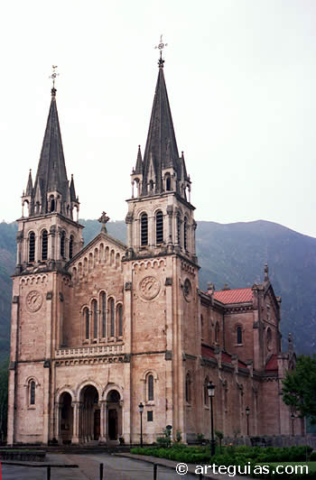 Fachada principal de la Bas&iacute;licade Covadonga, una de las mejores obras de arquitectura historicista de Espa&ntilde;a (neorrom&aacute;nica)