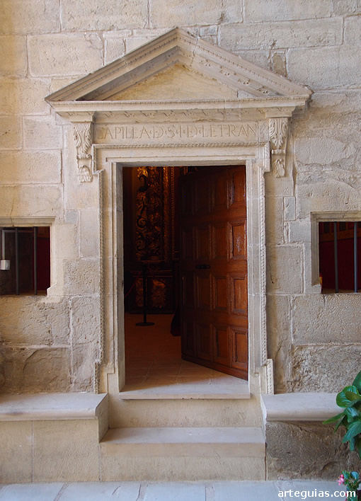Puerta de la Capilla de San Juan de Letr&aacute;n