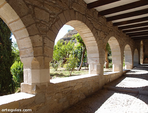 Galer&iacute;a baja que lleva hasta el patio central