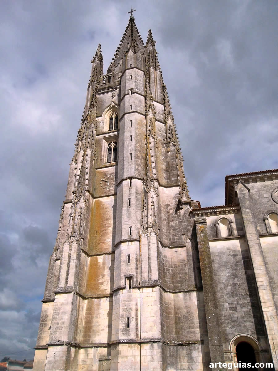 Torre campanario gótico de la basílica