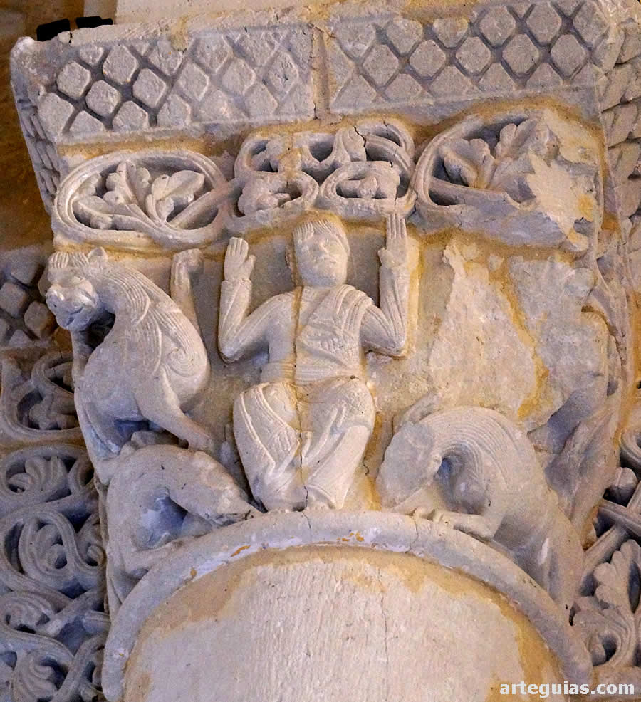 Capitel de Daniel en el foso de los Leones