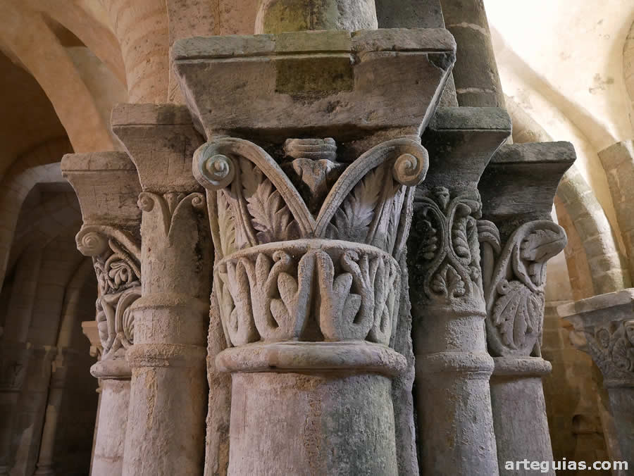 Capiteler románicos de la cripta o iglesia inferior