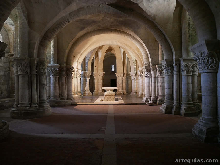 Iglesia baja o cripta de San Eutropio de Saintes