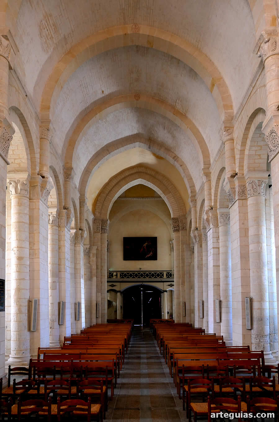 Basílica de San Eutropio de Saintes: nave central de la iglesia alta