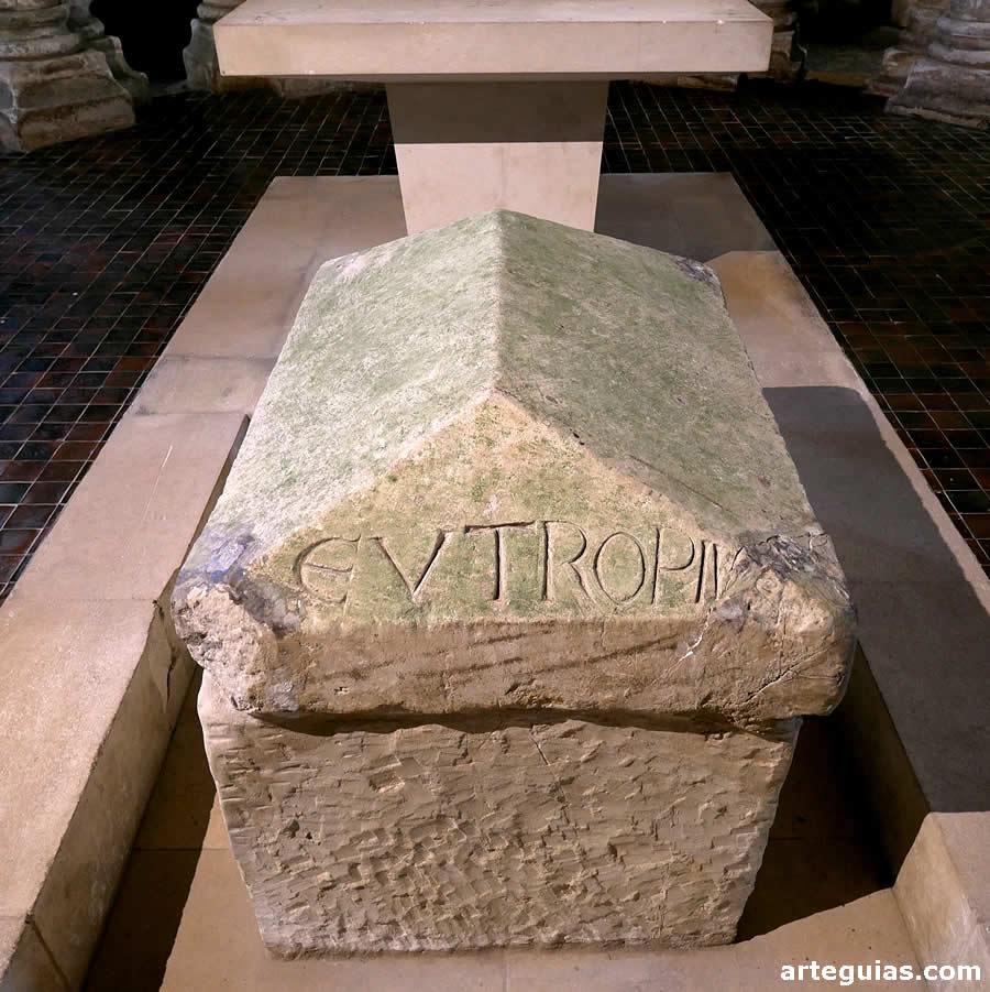 Sarcófago de San Eutropio en la cripta