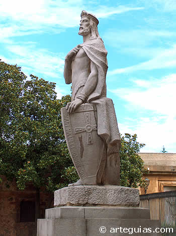Estatua de Alfonso II El Casto, junto a la Catedral de Oviedo