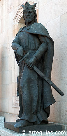 Estatua de Alfonso VIII en la ciudad de Soria