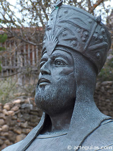 Estatua de Almanzor en Calata&ntilde;azor