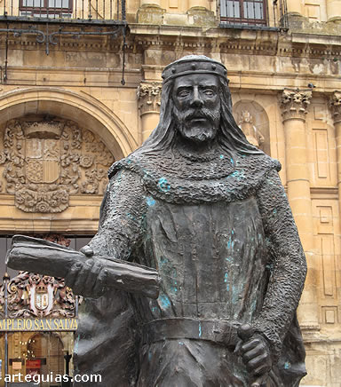 Estatua del conde Sancho Garc&iacute;a en O&ntilde;a