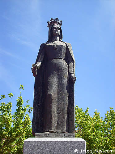 Estatua de Isabel la Cat&oacute;lica en Medina del Campo, ciudad donde muri&oacute;
