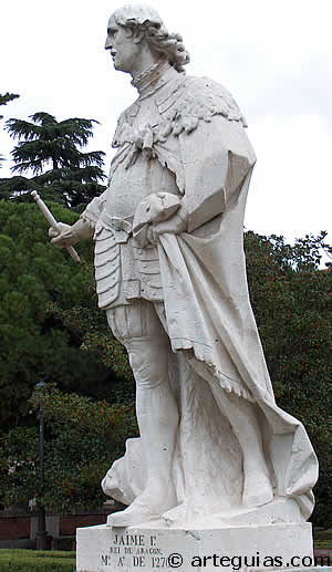 Estatua del rey de Arag&oacute;n, Jaime I el Conquistador, en los Jardines de Sabatini de Madrid