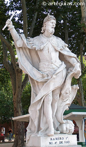 Rey Ramiro I de Asturias. Estatua en la Plaza de Oriente de Madrid
