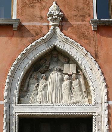 Relieve de San Agust&iacute;n en el convento agostiniano de San Esteban de Venecia