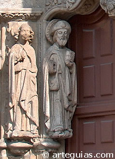 Estatua de Santiago Ap&oacute;stol en la puerta del Colegio de San Jer&oacute;nimo  de Santiago de Compostela