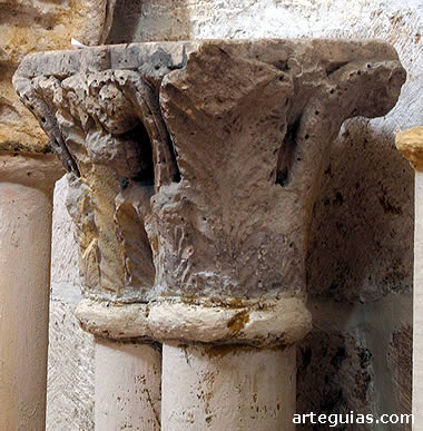 Columna pareada y capitel doble conservado en la iglesia de Gumiel de Iz&aacute;n