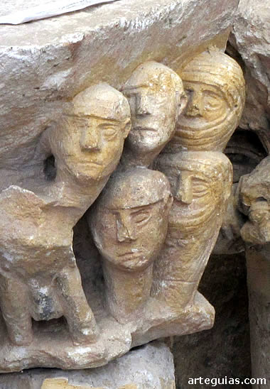 Capitel con cabezas humanas