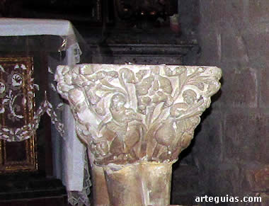 Cuatro columnas torsas con un capitel de calidad plenamente silense