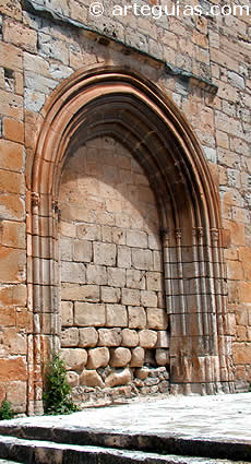 Portada g&oacute;tica del hastial. Iglesia de Gumiel
