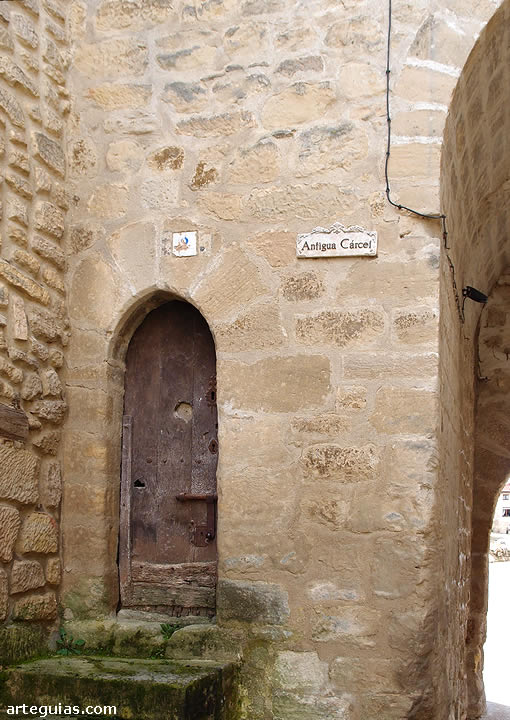 Puerta de la antigua c&aacute;rcel embutida en la Puerta de Encima de la Villa