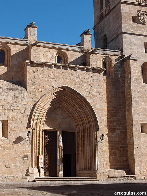 Fachada de la Concatedral de Cáceres