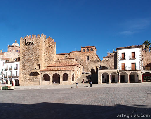 Acceso de la plaza mayor al casco antiguo de Cáceres