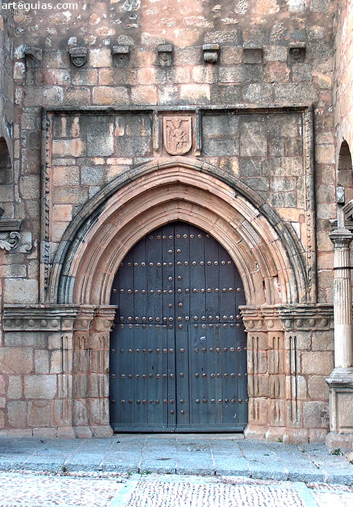 Puerta de la iglesia de Santiago de Cáceres