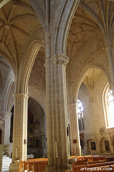 Espaciosas y elevedas naves de la iglesia de Santa Mar&iacute;a de Trujillo