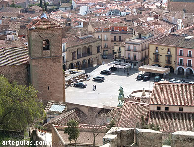 Plaza Mayor de Trujillo (C&aacute;ceres) vista des lo alto de su castillo