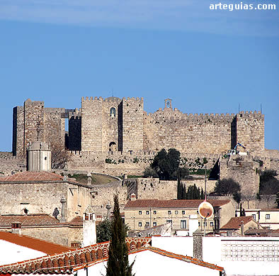 El castillo preside desde lo alto la localidad de Trujillo