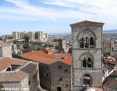 Torre Julia de la iglesia de Santa Mar&iacute;a y, al fondo, el castillo