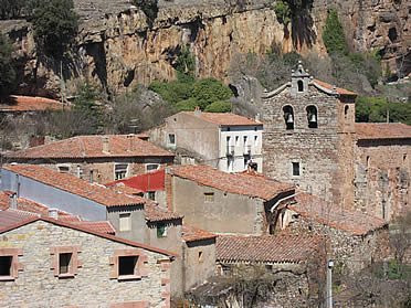 Vista de la poblaci&oacute;n de Anguita, con el barranco de la Hoz al fondo