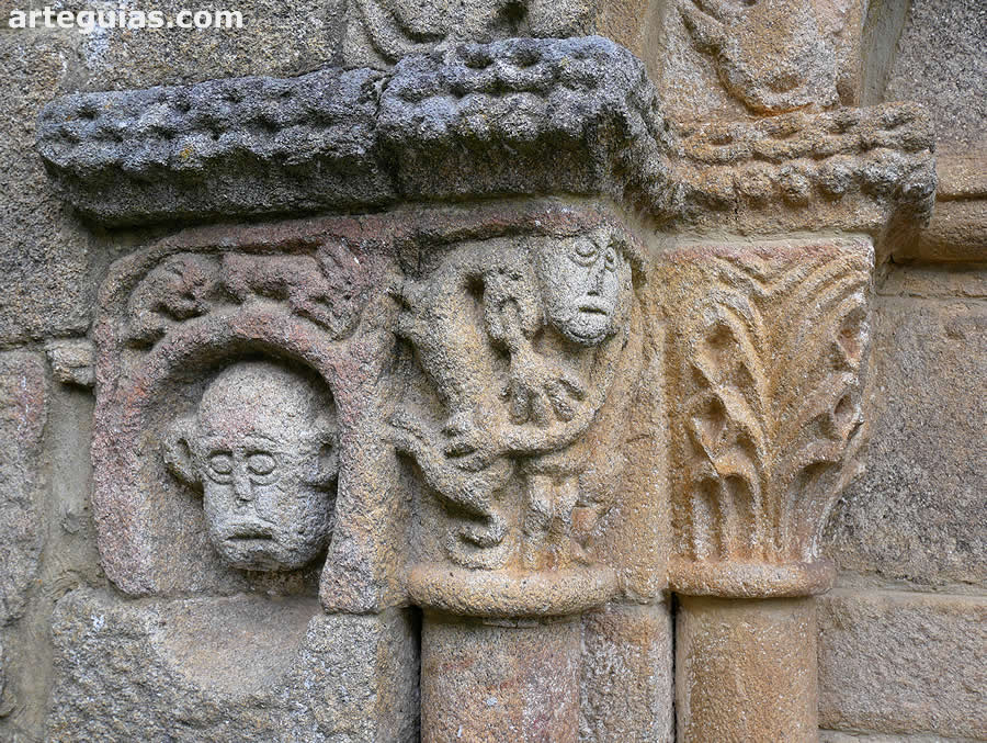 Detalle escult&oacute;rico de capiteles. Puerta de la Capilla de Granjinha, Chaves (Portugal)