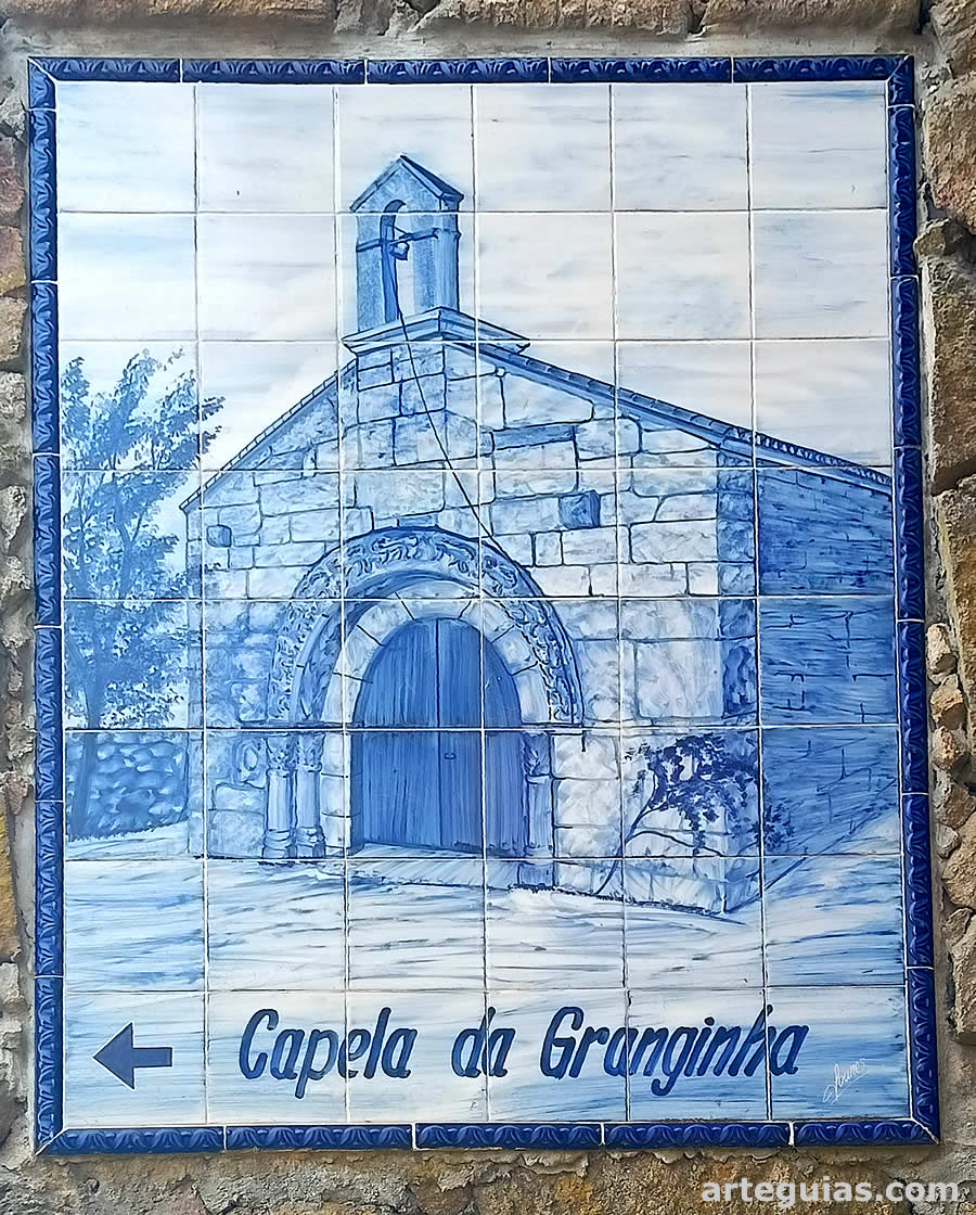 Cartel anunciador con azulejos azules y blancos t&iacute;picos de Portugal