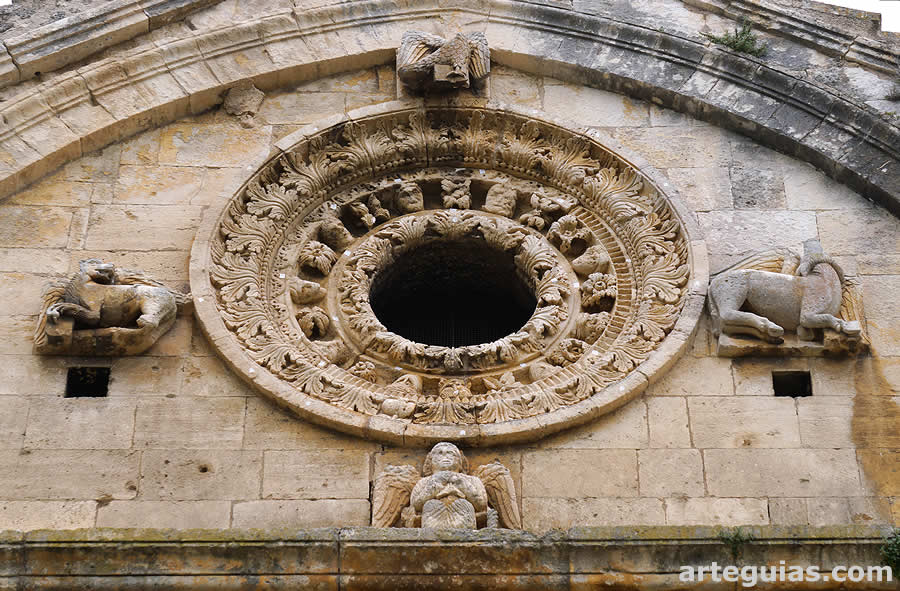 Capilla de San Gabriel de Tarascón: óculo con mucha decoración