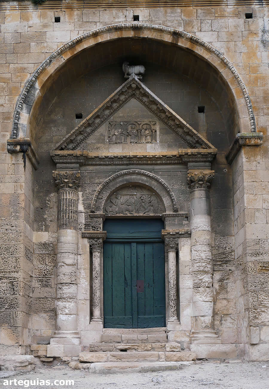 Capilla de San Gabriel de Tarascón: apariencia romana en una fachada románica