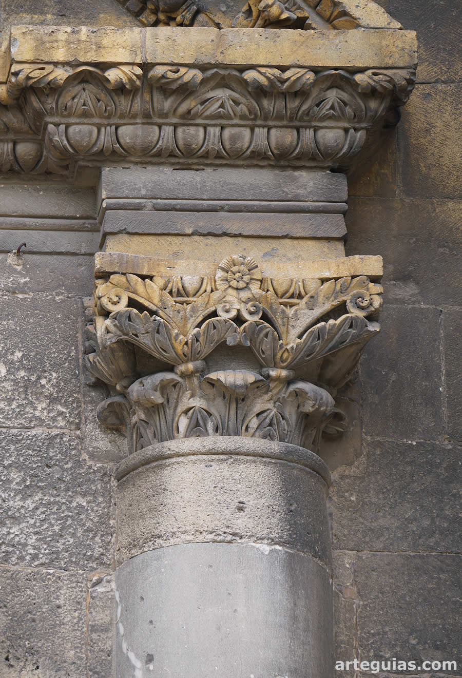 Capilla de San Gabriel de Tarascón: columna corintia