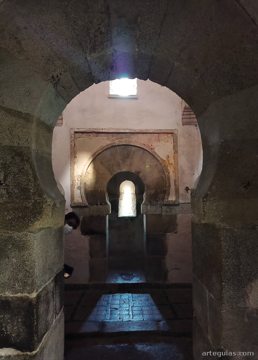 La capilla de San Miguel de Celanova vista desde el vest&iacute;bulo