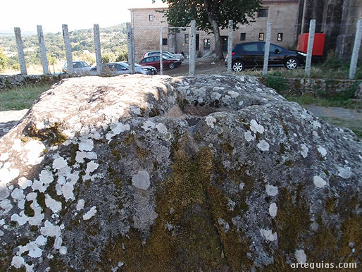 Roca junto a la capilla de San Miguel