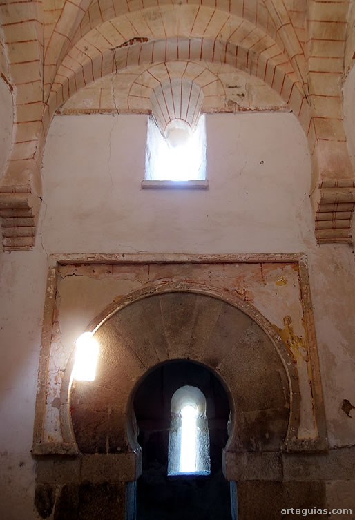 El cuerpo central de San Miguel de Celanova es bastante m&aacute;s ancho y alto que  los otros dos espacios