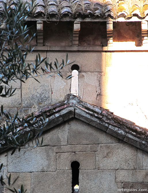 Ventanales con aspillera y dintel con arco de herradura