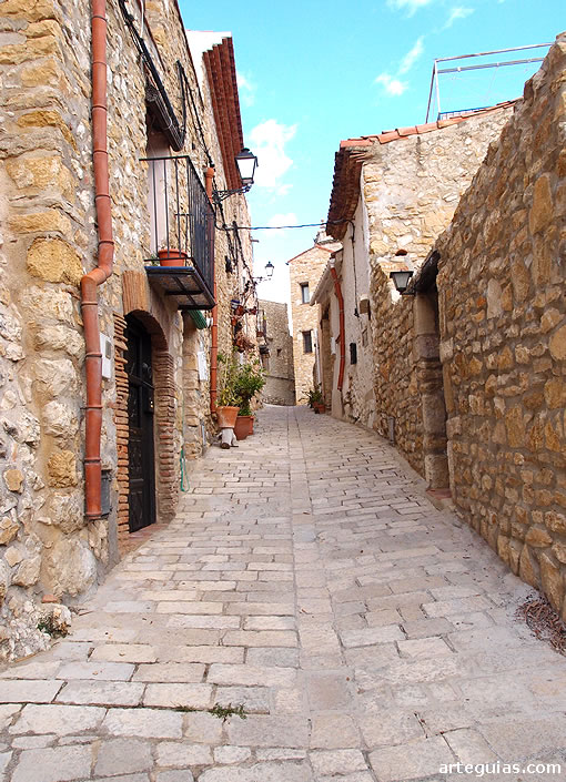 Pintorescas calles de Cervera del Maestre cercanas al castillo