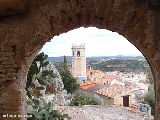 Cervera del Maestre: vista de la iglesia desde la puerta del castillo