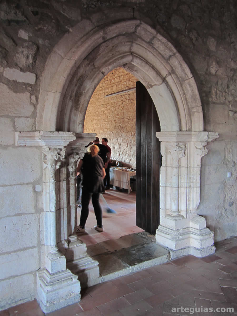 Puerta gótica del palacio