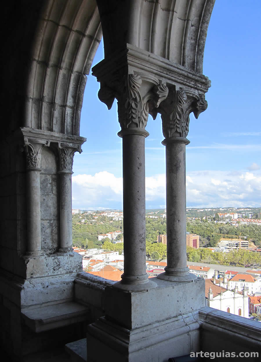Terraza del palacio y la ciudad de Leiría al fondo