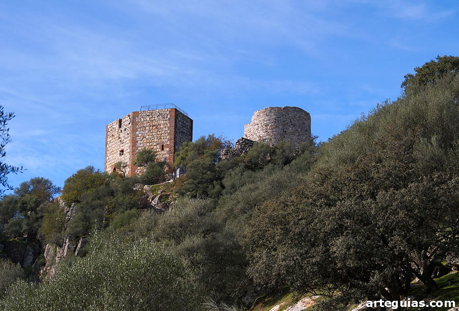 Las dos torres que se conservan del castillo de Monfragüe