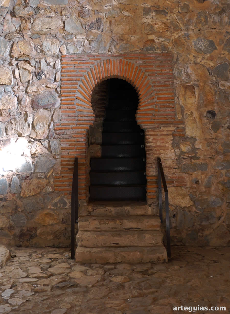 Puerta con arco de herradura que permite el acceso a la aescalera que conduce a la terraza de la torre