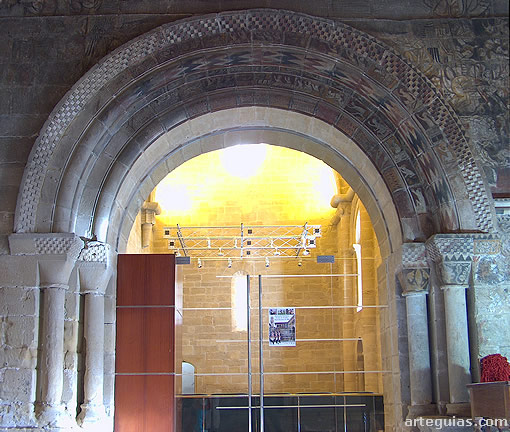 Puerta románica de la capilla de Santa María Magdalena